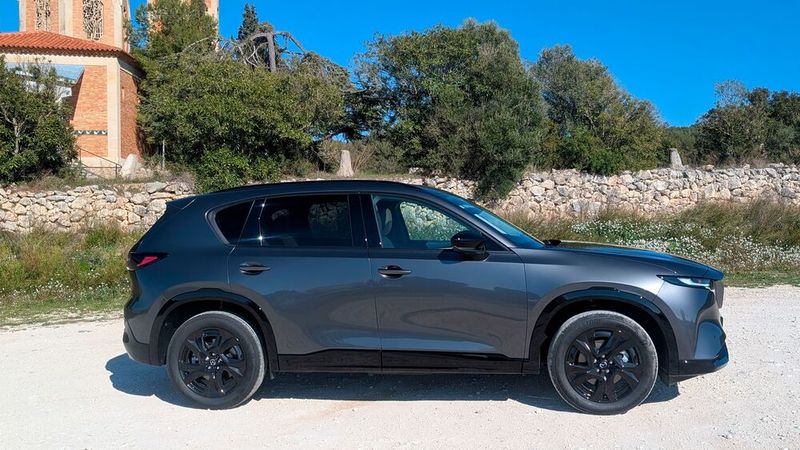 Der neue CX-5 ist mit knapp 4,7 Metern Länge im Vergleich zum Vorgänger um gut 11 Zentimeter gewachsen. (Bild: Mauritz – VCG)