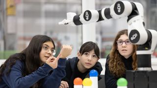 Roboter helfen dabei, den Arbeitsplatz für junge Menschen attraktiver zu machen. Unternehmen und Regierungen fördern Qualifizierungs- und Weiterbildungsprogramme, um Arbeitnehmern zu helfen, mit den sich ändernden Anforderungen an ihre Fertigkeiten Schritt zu halten und in einer von Automatisierung geprägten Wirtschaft wettbewerbsfähig zu bleiben. (Bild: Comau)