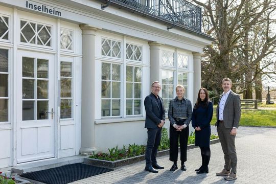 Erfolgreiche angewandte Forschungs-Zusammenarbeit in Bern wird verlängert – Unterzeichnung der Vereinbarung zwischen Insel Gruppe, UniBE und CSEM. (V.l.n.r: Jens Krauss, VP Medtech bei CSEM; Prof. Dr. Virginia Richter, Rektorin der Universität Bern; Prof. Dr. med. Jennifer Diedler, CEO der Insel Gruppe; und Dr. Alexandre Pauchard, CEO CSEM).(Bild:  CSEM)