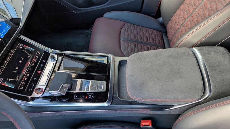 Doch dazu später im Kapitel Bedienung. Einen kleinen Lapsus haben sich die Audi-Designer in Sachen Unterbringung erlaubt. Es gibt in der Mittelkonsole nur zwei Cupholder neben dem Fahrschalter sowie ein ziemlich kleines Staufach unter der Mittelarmlehne. Für die heute üblichen riesigen Smartphones, den Geldbeutel und ein Brillenetui ist da kein Platz. (Bild: Rosenow – VCG)