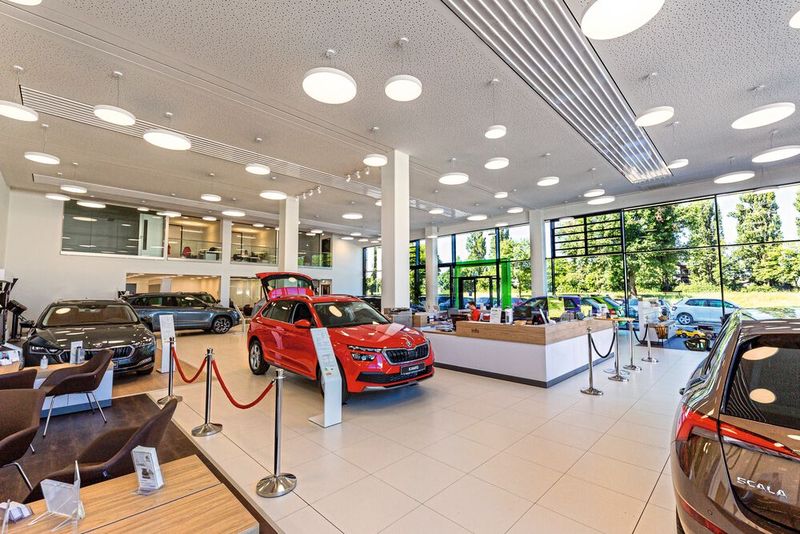 War das tschechische Fabrikat bislang mehr behelfsmäßig, aber mit Erfolg verkauft worden, soll das neu gebaute Autohaus dem Absatz nun zusätzlichen Schub geben. (Bild: Schmolck)
