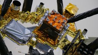 The Idefix® rover is firmly mounted between the landing legs of the MMX spacecraft. Despite its compact size, Idefix® essentially contains all the elements of a fully fledged scientific rover, yet thanks to its highly integrated design, it has a mass of only 25 kilograms (approx. 55 pounds). (Source: DLR (CC BY-NC-ND 3.0))