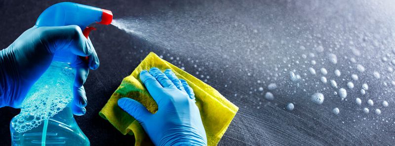 In Haushaltsreiniger oder auch chemikalienresistenten Handschuhen kommen Nitrile zum Einsatz. Bisher war deren Herstllung auf die Verwendung von hochgiftigen Zyaniden angewiesen. (Symbolbild)(Bild:  Romolo Tavani - stock.adobe.com)