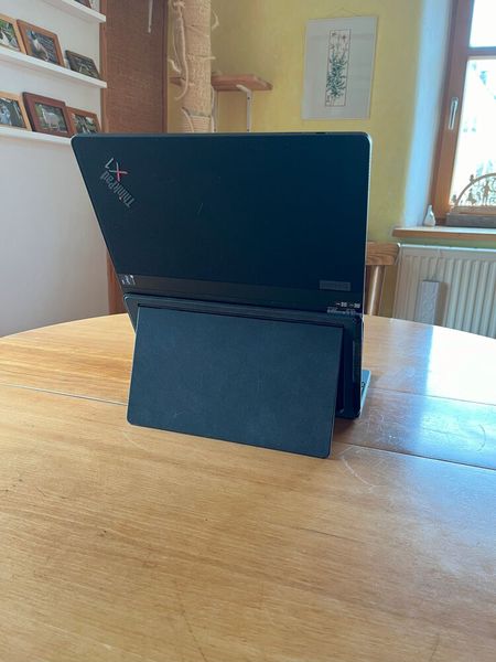 Der Vorteil dieser Konstruktion ist, dass das Tablet auch hochkant gut nutzbar ist. (Bild: Vogel IT-Medien)