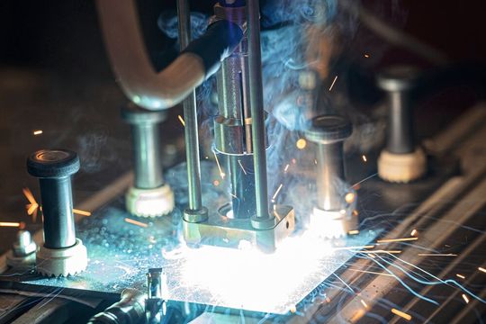 Hier läuft ein Bolzenschweißprozess ab. Am Fraunhofer IDMT hat man dabei ausgenutzt, dass Schweißprozesse akustische Signale emittieren, die auf die Qualität des Schweißens Rückschlüsse ziehen lassen. Per künstlicher Intelligenz ist daraus ein echter Mehrwert entstanden ...(Bild:  Fraunhofer IDMT)