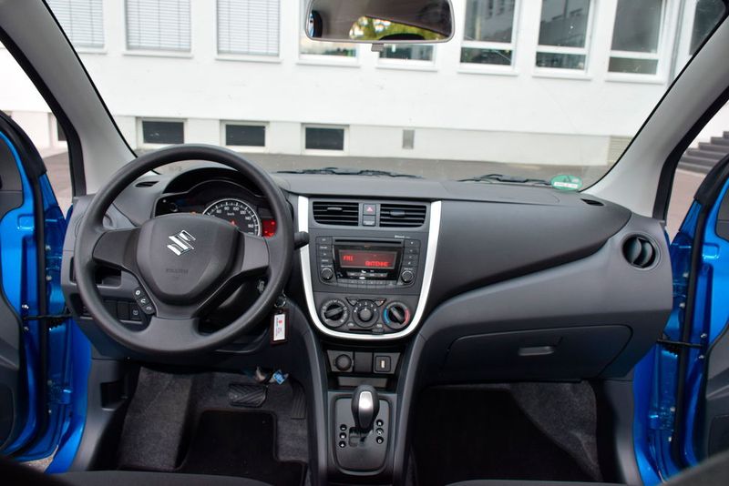 Alles übersichtlich und gut im Griff, der linke Fuß absolviert seine Pause auf einer breiten Trittfläche. (Holz / »kfz-betrieb«)