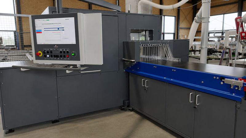 IMA Schelling Precision verweist mit Blick auf seine neue Ablängsäge Xm 250 auf den hohen Automatisierungsgrad. Denn sie übernimmt vom Einlegen bis zum Abtransport der gesägten Werkstücke alles. Sie ist außerdem modular bis zum mannlosen Betrieb erweiterbar und hat diverse offene Schnittstellen zu bieten. (Bild: IMA Schelling Precision)