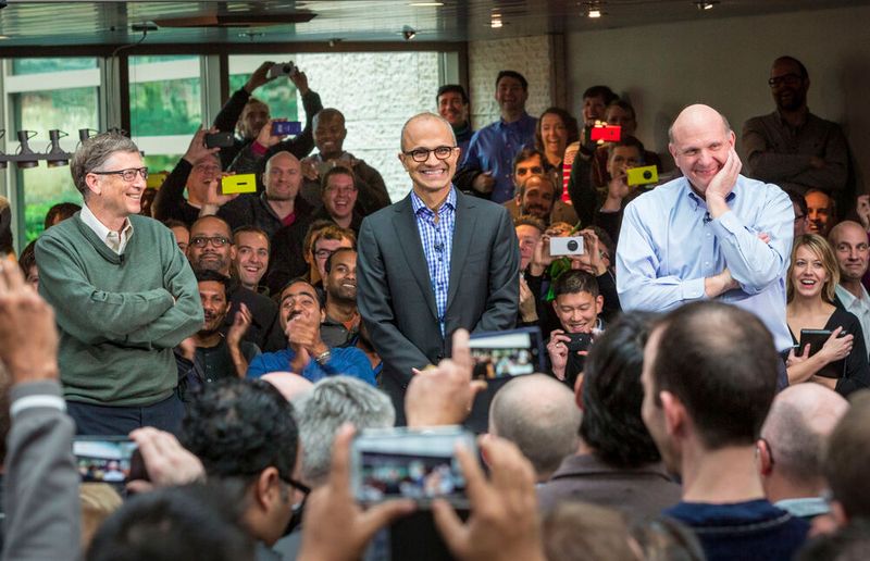 Februar 2014: Drei Generationen von Microsoft-CEOs bei der Stabübergabe an Satya Nadella. Nadella arbeitet seit 1992 bei Microsoft und leitet eine Ära der Offenheit und Innovation ein.  (Bild: Microsoft)