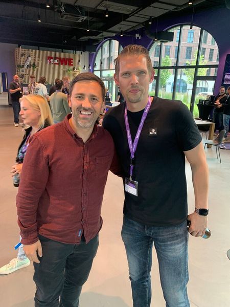 Dennis Gehlen (Take TV) und Christian Wiechert (Wortmann AG) im Austausch über alte Zeiten. (Bild: Vogel IT-Medien)