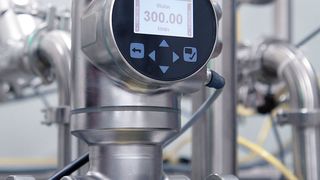 Der SAW-Durchflussmesser wurde weiterentwickelt und liefert nun viele zusätzliche Fluidikparameter für einen zuverlässigen Prozess.  (Bild: Bürkert)