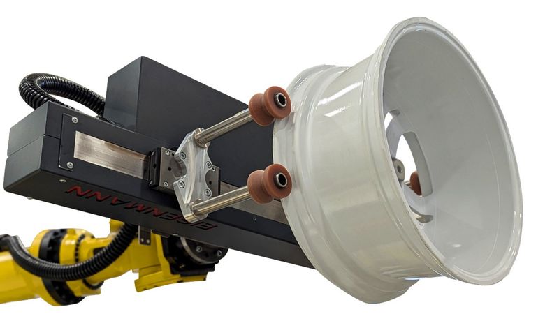 In einer Lackieranlage bei Eisenmann übernimmt ein Industrieroboter mit Greifer das Handling unterschiedlich großer und schwerer Felgen. Dabei kommt präzise Antriebstechnik von Stöber zum Einsatz.(Bild:  Stöber Antriebstechnik GmbH + Co. KG)