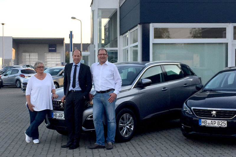Auto Domicil erweitert sich nach Cuxhaven. Dort hat sich Peugeot-Händlerin Linda Dehn (li.), im Bild mit Domicil-Chef Mathias R. Albert (Mitte) und Thomas Überall, der Autohaus-Gruppe angeschlossen. (Bild: Auto Domicil)