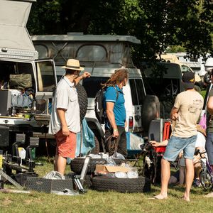 Das weltweit größte Treffen der Fans des legendären Toyota Landcruiser ging nicht in dessen Heimatland Japan über die Bühne, sondern im thüringischen Ohrdruf. Und wie bei jedem ordentlichen Treffen durfte auch hier ein Teilemarkt nicht fehlen.(Bild:  Toyota)