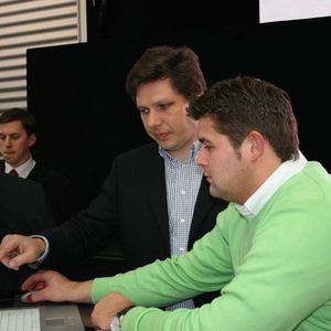 Rolf Neijmann, Geschäftsführer von Tibot (im schwarzen Anzug), im Kundengespräch.