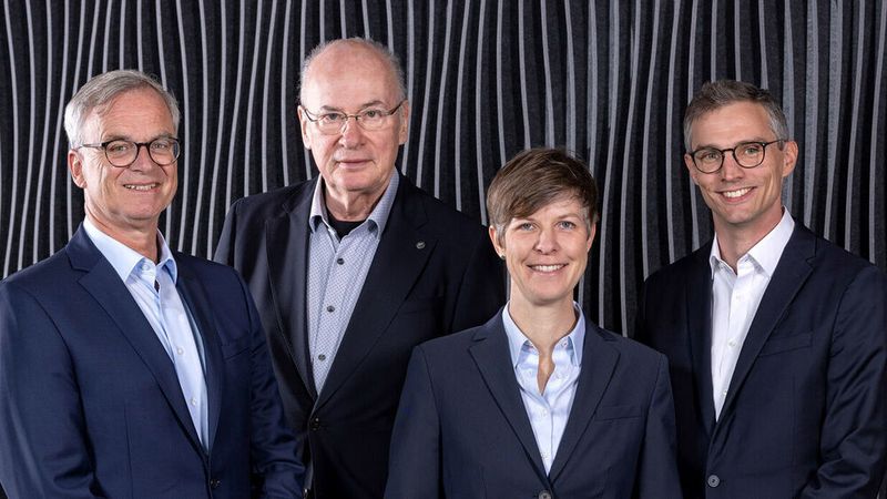 Anne Geller-Gravez (zweite von rechts) und Matthias Wegerhoff (rechts) sind neu in der Geschäftsführung von Head Acoustics. (Bild: Head Acoustics)