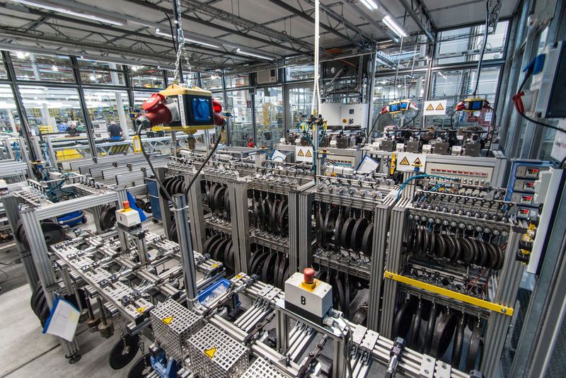 Werkstoffe und Lager testen: Auf rund 2750 m² werden im Testlabor jährlich über 135 Billionen Testbewegungen durchgeführt. (Igus)