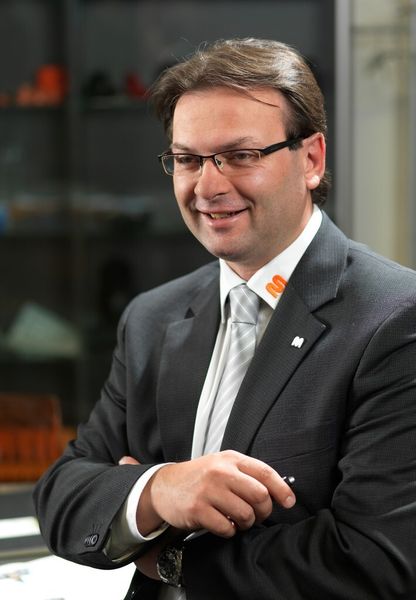 Rudolf Eisenhuber, Bereichsleiter Technik von Maplan: „Insbesondere bei Automotive stellen wir eine weitere Zunahme der Bedeutung von TPE fest oder und eine Zunahme von TPE-Anwendungen generell. Mit unseren energieeffizienten und kompakten Lösungen, quasi aus dem Baukasten heraus, versuchen wir, beiden Welten gerecht zu werden, um beim Spritzgießen und Vulkanisieren Maßstäbe zu setzen.“ (Bild: Maplan)