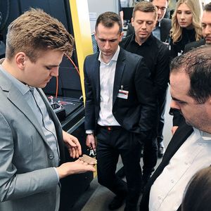 Expertenblicke haften auf mit dem Laser geschweißten Kupferkontakten während der Laborführung am Fraunhofer-ILT.(Bild:  Fraunhofer-ILT)