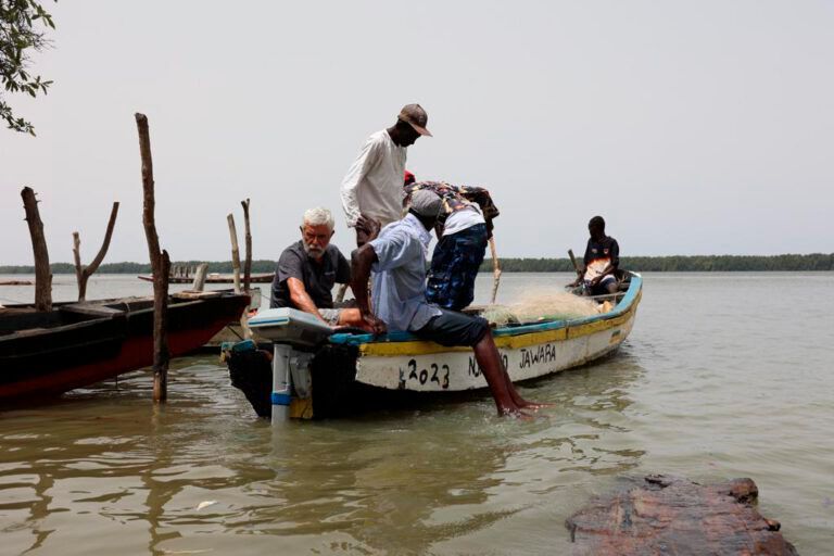 Mittels Photovoltaik wird elektrischer Strom erzeugt, der in mobilen, tragbaren Lithium-Batterien gespeichert wird, die die Bewohner vor Ort als individuelle Stromquelle nutzen können.  (Bild: Volta View Africa)