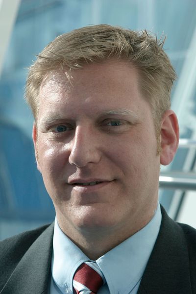 Matthias Müller, Leiter Produktmanagement Modular Enclosures bei Rittal, erklärt, welche Gefahr von Tragarmsystemen ausgeht und wie sich Schäden und Fehler vermeiden lassen. Das Stichwort lautet automatischer Potenzialausgleich. (Rittal)