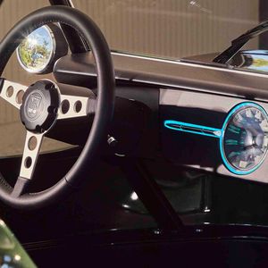 Wie der klassische Buggy wird auch der Manx 2.0 Electric ein spartanisch gestaltetes Cockpit mit einfachem Rundtacho bieten.(Bild:  Meyers Manx)