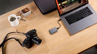 LaCie Mobile SSD Secure und die LaCie Portable SSD sind fast identische externe SSDs mit USB-C-Schnittstelle und bis zu zwei TB Kapazität. Der Unterschied liegt in der Hardwareverschlüsselung der Mobile SSD Secure. (Seagate)