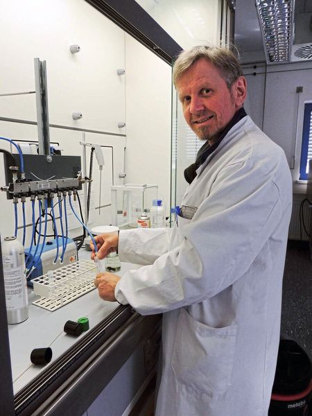 „Angesichts der brisanten politischen Situation ist unsere Forschung relevanter denn je“, erklärt Prof. Raimund Brotsack vom TZ Energie (hier an der Begasungsapparatur). (Bild: TZ Energie)