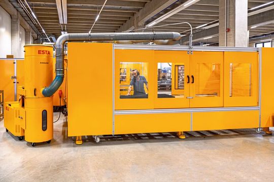 Der mobile Entstauber Dustomat-61 von Esta ist direkt an die Abschermaschine angeschlossen und saugt die entstehenden Faserspäne ab. Der mobile Entstauber Dustomat-61 von Esta ist direkt an die Abschermaschine angeschlossen und saugt die entstehenden Faserspäne ab.