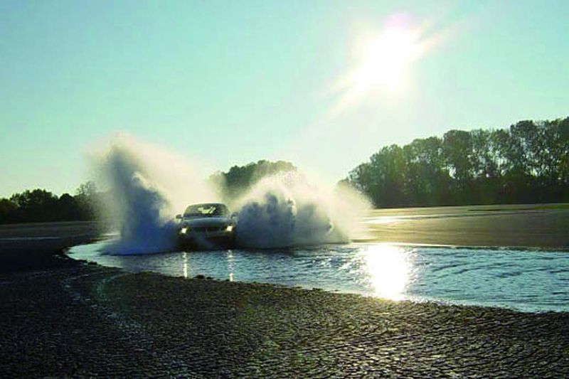Anspruchsvoll: Die mechanische Belastbarkeit und das Geräuschverhalten  werden bei schneller  Wasserdurchfahrt geprüft. (Archiv: Vogel Business Media)