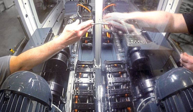 Die zweispindelige Hochleistungs-Tiefbohrmaschine UNE6-2i ist mit zwei unabhängigen Bohrachsen ausgestattet. Im Bild zu sehen ist eine Teileübergabe. (Bild: Unisig)