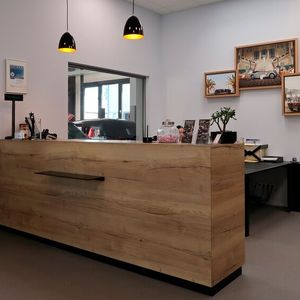 Teilweise sind die Möbel vom Schreiner gefertigt – nach den Wünschen der Mitarbeiter, die täglich damit arbeiten müssen.(Bild:  Diehl – VCG)