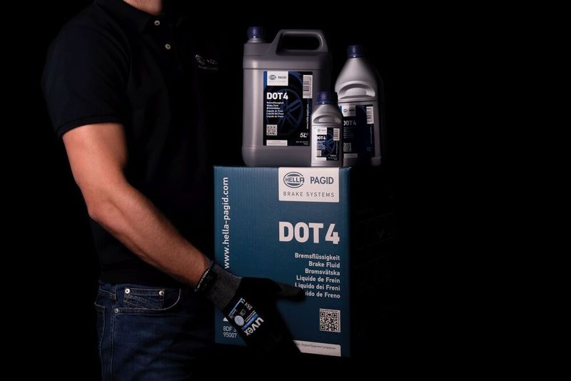 Bremsflüssigkeiten für jedes Fahrzeug und in verschiedenen Größen (Hella Pagid GmbH)