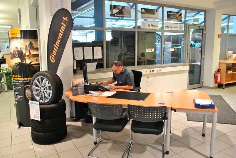 Von wegen nur Tresen: Auch Kunden, die „nur“ ein Ersatzteil benötigen, erhalten bei Hahn in Schorndorf eine ansprechende Sitzgelegenheit. (Dominsky / »kfz-betrieb«)