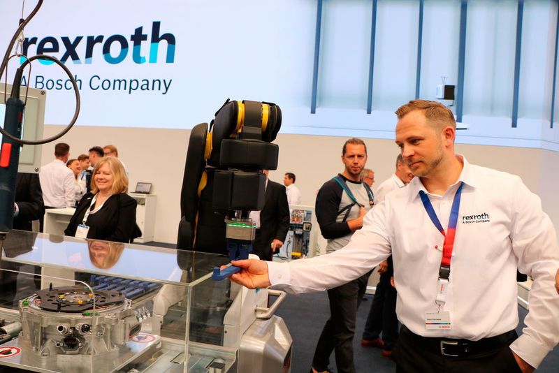 ... und beispielsweise mit einem Cobot zusammenarbeitet.  (K.Juschkat/konstruktionspraxis/elektrotechnik)
