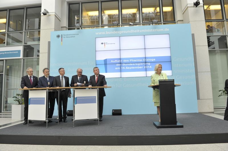 Bundesforschungsministerin Johanna Wanka: „Wenn wir die Leistungsfähigkeit der pharmazeutischen Forschung und Entwicklung erhöhen, unterstützen wir nicht nur den Standort Deutschland. Wir schaffen außerdem die Voraussetzungen für eine bessere Medizin.“ (Bild: BMG/Schinkel)