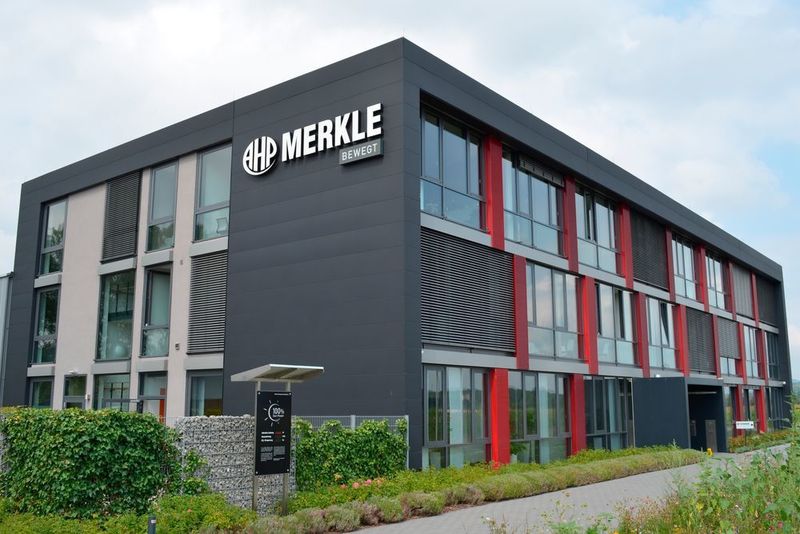 AHP Merkle produziert seit mehr als 40 Jahren hochwertige Hydraulikzylinder für Kunden aus verschiedenen Branchen. Kasto-Systeme haben jetzt für einen Produktivitätsschub in der Sägerei gesorgt. (Bild: Kasto)