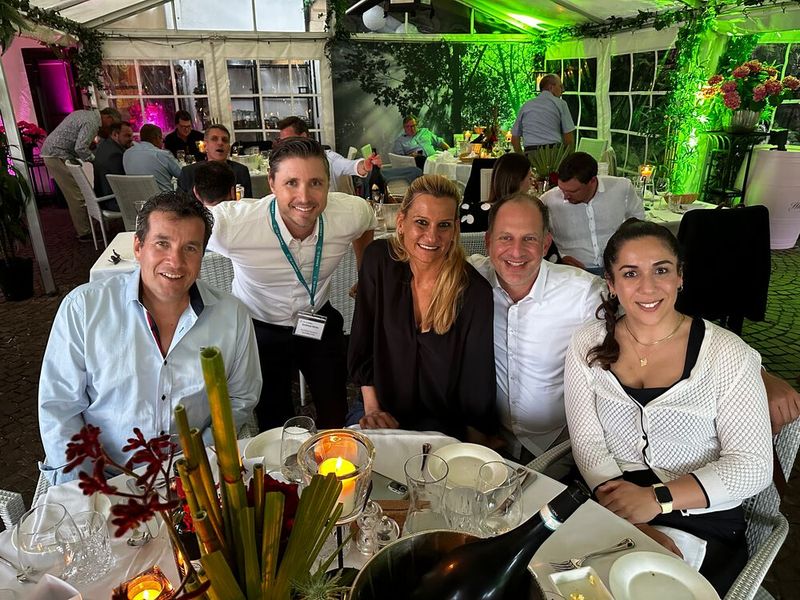 Stephanie Gundolf und Özlem Bulut (r., APC Schneider) mit (v. l.) Maximilian Arnreiter (DELL), Andreas Nicko (TD Synnex) und Timo Stolze (SVA). (Bild: Vogel IT-Medien GmbH)