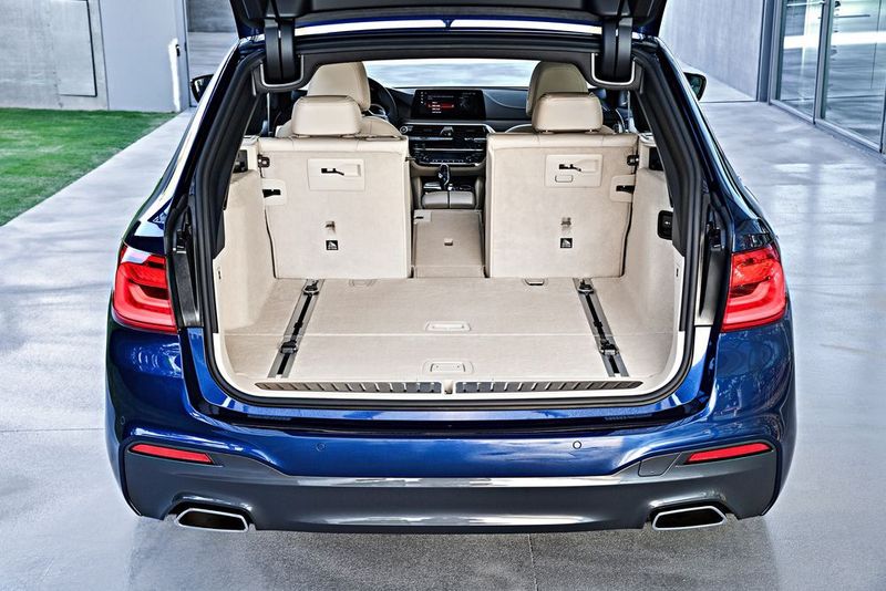 Der fein ausgekleidete Kofferraum bietet eine dreiteilig umlegbare Rückbanklehne. (BMW)