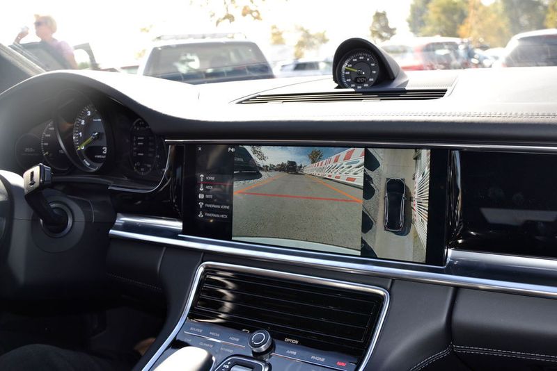 Mit über fünf Metern Länge und fast zwei Metern Breite ist der Panamera kein sonderlich praktischer Begleiter in der Stadt. Front- und Rückkamera helfen aber beim Rangieren. (Simon / »kfz-betrieb«)