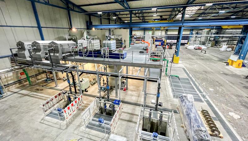 Aus gebrauchten Gewerbe- und Industriefolien entsteht ein LDPE-Regranulat, das in seiner Qualität Neuware in nichts nachsteht. Die angelieferten Folienballen werden dafür geschreddert, gewaschen, getrocknet und schließlich extrudiert. (Bild: Rymoplast)