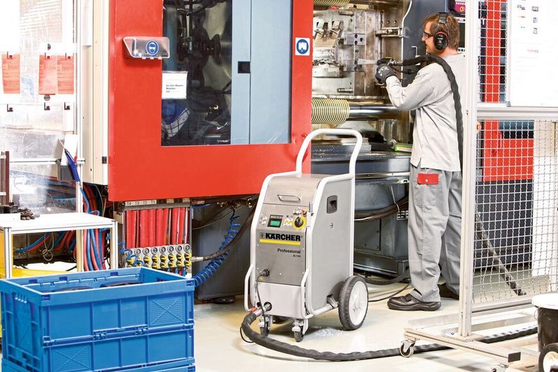 Reinigung einer Spritzgussmaschine mit Trockeneis. Das Gerät kann direkt nach dem Einsatz gereinigt werden. (Kärcher)