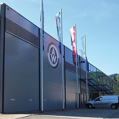 Schwere Zeiten herrschen beim Autozulieferer Albert Weber. Für diverse Standorte suchte man Investoren. Für vier davon sieht es jetzt nicht schlecht aus. Bei drei verbleibenden, wie etwa hier in Neuenbürg, bleibt zu Zukunft fraglich. Vor allem Magdeburg sei gefährdet ... (Bild: Albert-Weber-Gruppe)