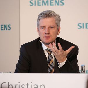  „Die Stromversorgung ist Teil des Digital Enterprise“, sagte Ralf Christian, CEO der Division  Energy Management, auf der Hannover Messe Vor-Pressekonferenz. „Mit einem intelligenten Energiemanagement können Industrieunternehmen ihre Anlagen und Prozesse wirtschaftlich, effizient und sicher betreiben. Die fortschreitende Digitalisierung ist hierfür ein entscheidender Hebel“.(Siemens)