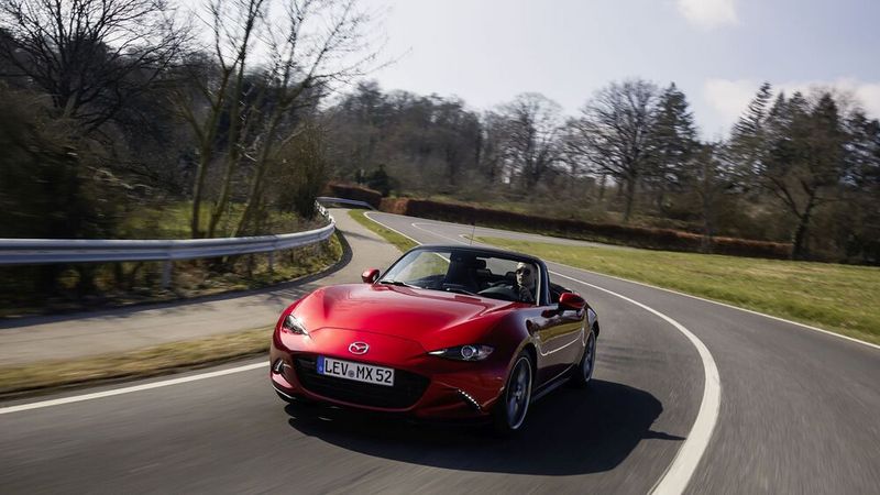 10. Der Fahrspaß: Aber genug von solchen kleinkarierten, praxisorientierten Betrachtungen. Der Mazda MX-5 ist der letzte echte Roadster und der preisgünstigste Sportwagen mit Heckantrieb obendrein. Wer Platz braucht, der soll sich eben einen Dacia Jogger kaufen.  (Bild: Mazda)