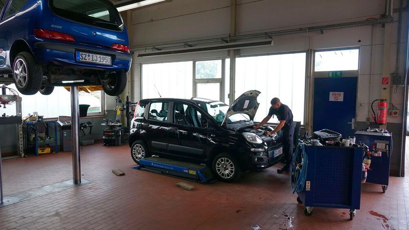 ... als auch der Marke Fiat werden hier repariert. Der freie Betrieb verfügt nämlich über einen Servicevertrag des italienischen Importeurs. (Bild: Rosenow/»kfz-betrieb«)