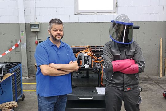 Serviceleiter Matthias Schneider (links) und Hochvoltexperte Thomas Häpp sind sich sicher: Bei der Hochvolttechnik muss man vorn mit dabei sein.(Bild:  Rosenow/»kfz-betrieb«)