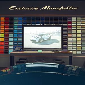 Zur Beratung stehen umfangreiche Lack- und Farbmuster zur Verfügung.(Bild:  Porsche AG)