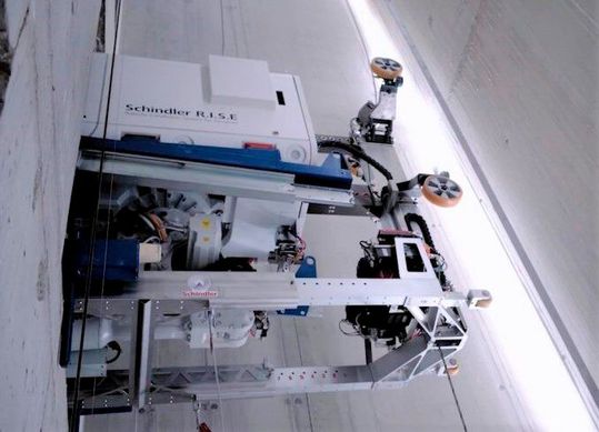 Mit dem R.I.S.E von Schindler „krabbelt“ das weltweit erste autonome Installationssystem selbstständig Aufzugsschächte hoch, um Ankerbolzen zu montieren oder Schachttüren zu setzen. Lesen Sie mehr dazu.(Bild:  Schindler)