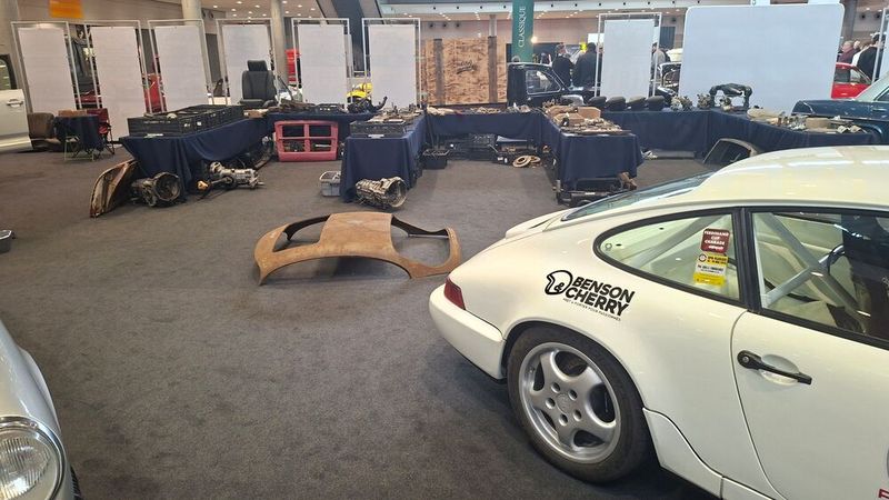 Dieser französische Porsche-Händler trapierte in Halle 1 auch gleich noch sein Teilesammelsurium mit hin. (Bild: Dominsky –  »kfz-betrieb«)