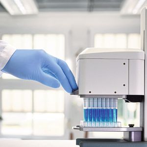 Der elektronische Pipettierer steigert die Produktivität, reduziert Bedienerfehler und verbessert die Reproduzierbarkeit auf dem Labortisch.(Bild:  Mettler Toledo)